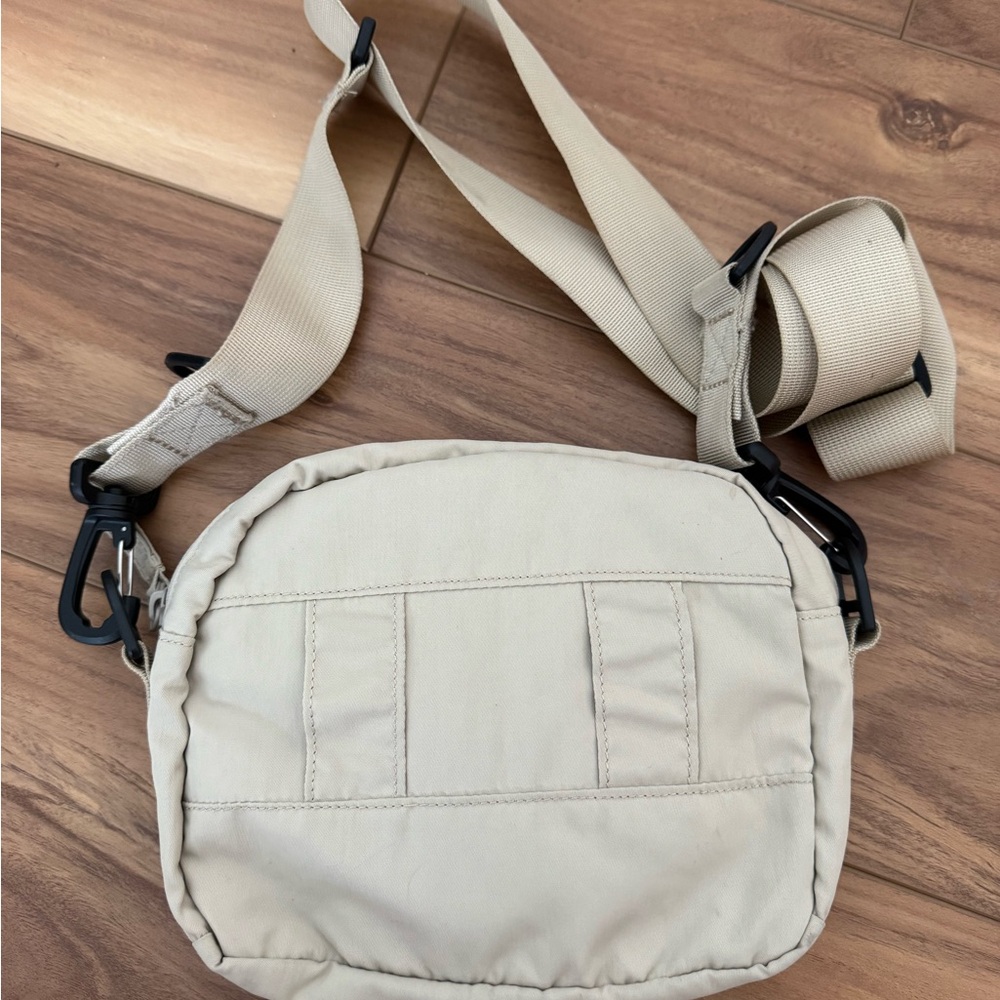 United By Blue (Re)active™ 2L Convertible Crossbody in sand - Picture 6 of 8